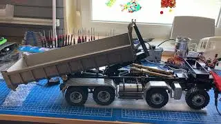 Funktionstest eines hydraulischen Abrollkippers von Lesu