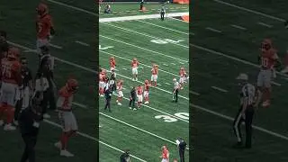 Joe Burrow limps off field with a left toe injury