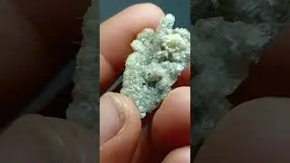 Hermoso aragonito sobre p&eacute;talos de selenita #crystals #minerals #quartz #naturalamethyst #mining