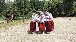 ROMBONGAN ANAK SD MASUK KE SMA. UNJUK AKSI KELAS XII MIPA 1 DI PORSENI SMAN 12 WAJO