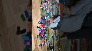 Two-way falling wall of domino pieces.                             Двупосочно падане на стена.