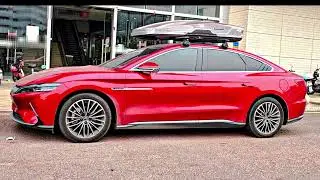 The BYD Han is installed with the NEUMANN 305s roof rack and the G5B roof box. 
