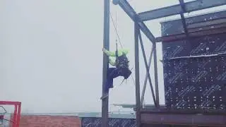 Ironworker knees up tube column