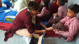 गरीब बच्चों को जूते-मोजे बांटकर DSS के सेवादारों ने पेश की इंसानियत की मिसाल