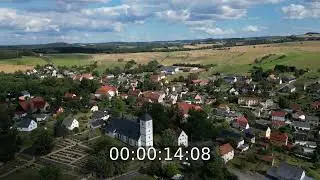 Ortsansicht am Rande von landwirtschaftlichen Feldern in Reinhardtsgrimma im Bundesland Sachsen, ...