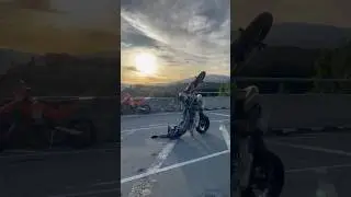 What&rsquo;s going on with the rear fender? 🤔😅 #bklf #wheelie #supermoto #helmet #scrape