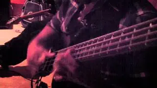 Unorthodox solution bassplayer ........