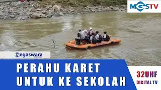 PELAJAR DI SUKABUMI GUNAKAN PERAHU KARET MENUJU SEKOLAH