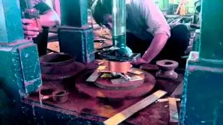 Redresser une h&eacute;lice kiwiprop dans un atelier chinois &agrave; Bali...