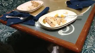 Buffet MSC Crociere con tutti i  tavoli lasciati sporchi e stoviglie e avanzi di cibo non ritirati 