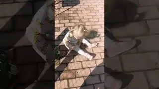 смешное видео малышка пытается сесть на мячик 😅