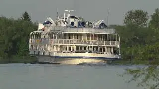 Круизный теплоход Григорий  Пирогов (Проект: 305, тип Дунай) идет вниз по Москва-реке
