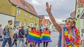 Christopher Street Day - CSD in Neustadt (Nordoberpfalz): Bunte Vögel und ganz viele tolle Menschen