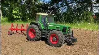 RC. Fendt 926 Vario mit 5 Schar Volldrehpflug .