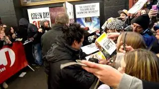 Green Day Billie Joe Armstrong American Idiot signing & Fans went nuts. E1autographs