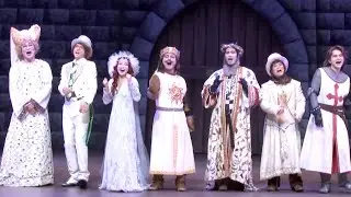 山田孝之＆賀来賢人ら“福田組”キャストが歌い踊る！　ミュージカル『モンティ・パイソンのSPAMALOT』公開ゲネプロ