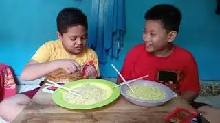 Adam dan akbar mencoba memakan samyang original dan samyang chiken noold