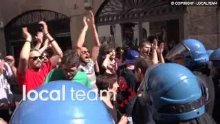Parapiglia e tensione a Bergamo tra polizia e contestatori di Renzi
