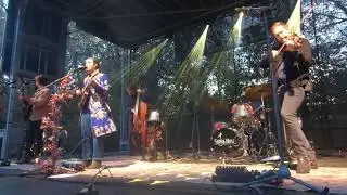 Sierra Hull - I Feel The Blues Moving In 