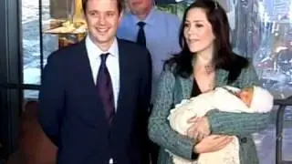 Frederik, Mary & their baby boy leave the hospital (18 October 2005)