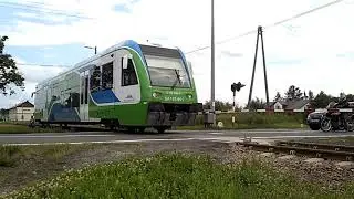 Польский рельсовый автобус проезжает через переезд