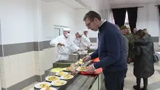 Nis, predsednik Srbije Aleksandar Vucic prisustvuje rucku sa vojnickim sastavom