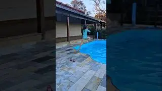 PULANDO NA PISCINA GELADA