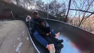 Turun dari Tembok Besar Mutianyu guna toboggan. Panjang hampir 1.6km