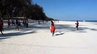 Am Strand Diani Beach vor dem Hotel Diani Sea Resort Kenia