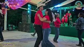 BAILANDO EL TRENECITO 🚃 CON GRUPO MOTIVOS ( DALIA Y CARLOS 👰‍♀️🤵‍♂️)