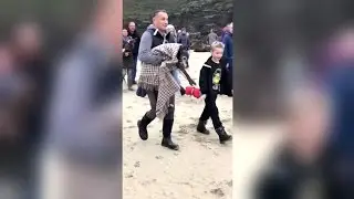 Dying Dog Goes For One Last Walk On Beach With Owner And Hundreds Of Strangers