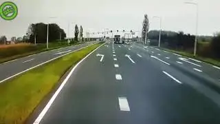 Dwars door rood met de vrachtwagen