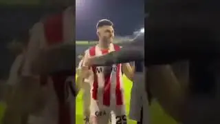 Nacho russo le regala la camiseta a su Padre