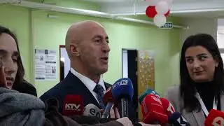 Bashkë me nënën e tij, voton kandidati për Kryeministër nga AAK, Ramush Haradinaj