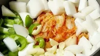 KIMCHI STEW | QUICK AND EASY RECIPE BY.ESTELLA CHANNEL