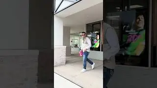 Парень подарил НОВЫЙ IPHONE случайному подписчику, его реакция была забавной!! #джекпот #розыгрыш...
