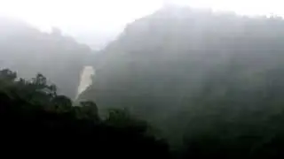 屏東來義大雨形成的大瀑布