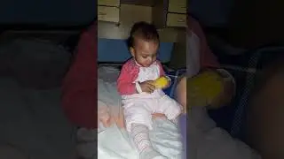 Lala com 1 aninho e meio comendo milho..