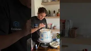 Two parter for this two tiered cake!! ✌️ #cakedecorating (PS: crumb coat tips linked below)