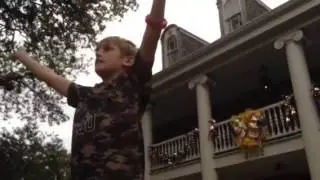 Rome waves at bead throwers