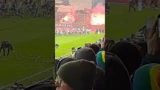 Einlauf FC St. Pauli gegen HSV im Derby im Schnee zu Hells Bells