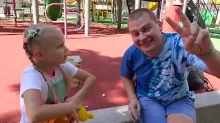 Алиса ОБИДЕЛАCЬ !!! Папа мухлюет играя в игру ВЕСЕЛАЯ КУРОЧКА !