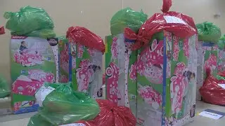 Families pick up gifts from Salvation Army&rsquo;s Angel Tree program