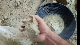 HOMEM ACHA OURO E PEDRAS SEMI PRECIOSAS NA AREIA DE CONSTRUÇÃO.