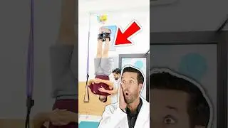 Врач смотрит на хиропрактическую правку