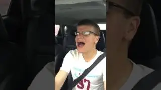 Парень поёт во время автокатастроф
