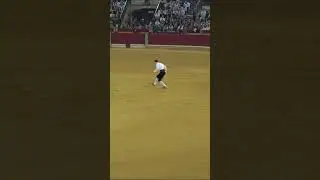 Salto del tirabuz&oacute;n a porta gayola de Fidel Cant&iacute;n en el Campeonato Goyesco en Zaragoza 2024 #toros