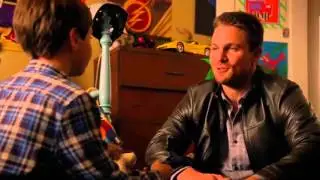 Arrow (4x08) Oliver meets his son and plays with him