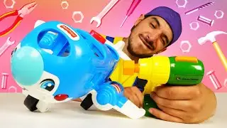 El avión de juguete está roto. ¡Oh, se dañó! Aviones infantiles. Vídeos de juguetes para niños.