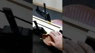Instalando tensor no braço de um violão.